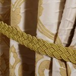 Gyllent mønster på gardinen