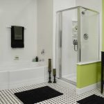 Murs vert clair dans la salle de bain