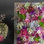 Ξύλινο πλαίσιο με φωτεινά λουλούδια