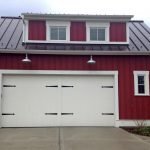 Garagem vermelha com portões brancos