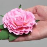Rose à la main