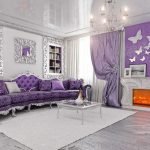 Sofá lilás na sala de estar