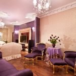 Violetiniai baldai gyvenamajame kambaryje