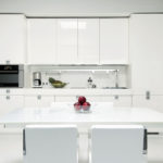 Bijeli stol u kuhinji