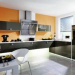 Наранџасти зид у кухињи