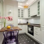 Svetlý kuchynský nábytok s tmavými doskami