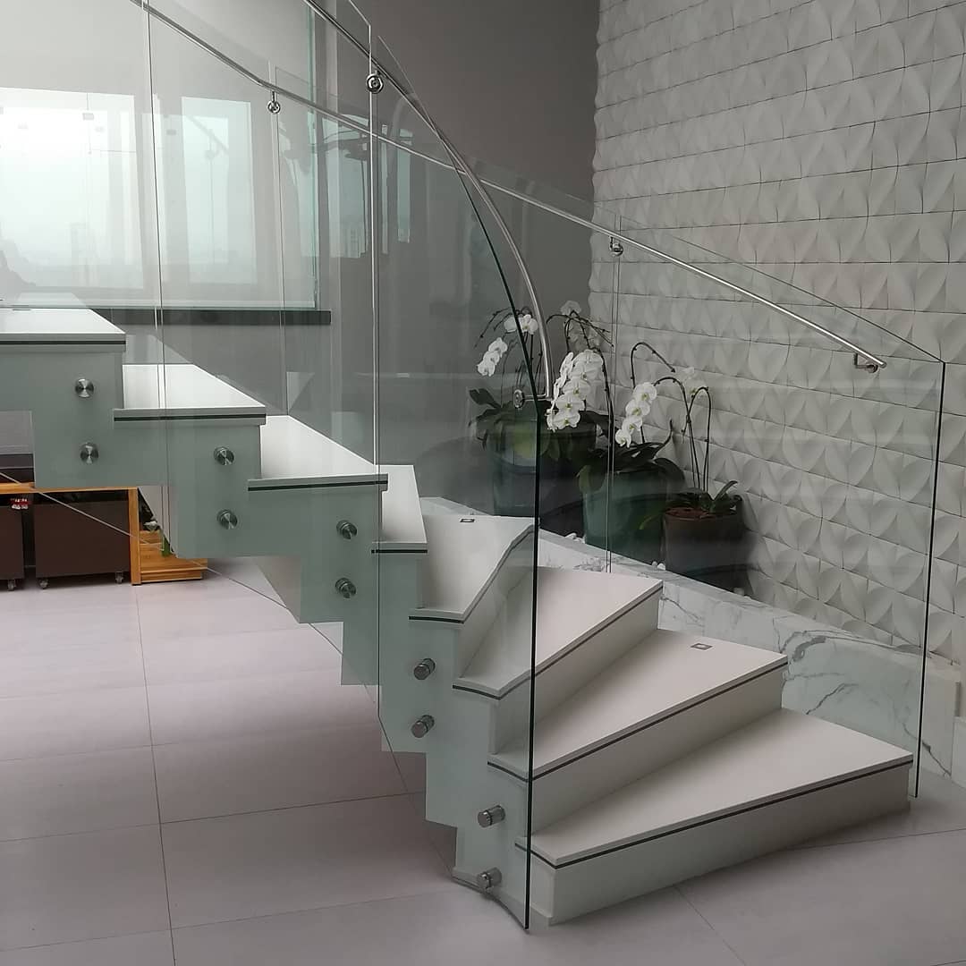 Escalier avec garde-corps en verre