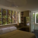 غرفة نوم مع النباتات