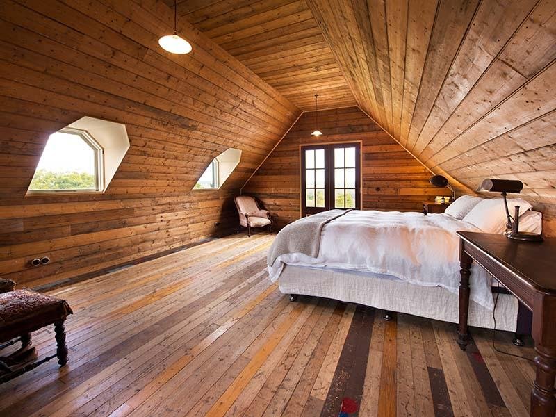 Grenier dans une maison en bois